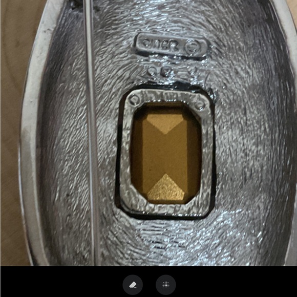 Ciner Vintage Elegant Black Enamel and Silver Toned Brooch. - Picture 5 of 6